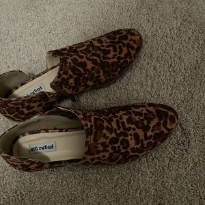 New worn twice leopard short shoe. Side zipper